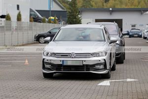 El nuevo Volkswagen Passat R-Line revela nuevos detalles en unas interesantes fotos espía