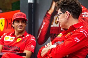 La opinión de Carlos Sainz sobre el incierto futuro de Mattia Binotto en Ferrari y los retos de 2023