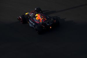 Verstappen se lleva la última pole de la temporada sobre Pérez