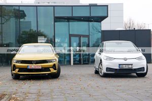 Cazado el nuevo Opel Astra Electric en unas fotos espía junto al Volkswagen ID.3