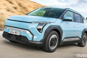 Con un maletero que sus rivales no igualan y 5.800 € de rebaja, el KIA EV3 gana la batalla al BYD Atto 2 y Peugeot E-2008