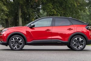 El SEAT León de Dacia existe, se fabrica en España, tiene diseño a lo Stepway y, con 8.200 € de descuento, es el mejor anti-SUV barato