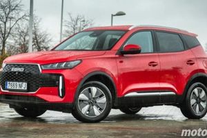 El Toyota Yaris Cross de EBRO tiene 7.200 € de descuento y, con 211 CV y etiqueta ECO, es el SUV «Made in Spain» que ni Dacia puede igualar