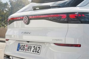 Los Volkswagen T-Roc y Golf estrenan el híbrido que la marca llevaba años sin tener, cuestan 2.000 euros más que el eTSI de 150 CV