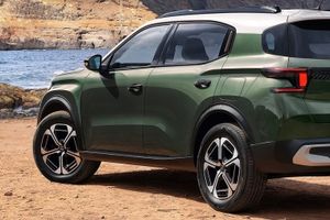 Hasta 7 plazas, maletero grande y etiqueta ECO por 23.000 €, así es el SUV familiar que sorprende por precio
