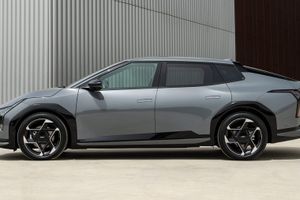 KIA tiene su propio Peugeot E-408 que cuesta 4.600 € menos, tiene más autonomía y mejor maletero