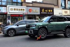 Un cepo en la rueda no es obstáculo para este BYD en China: así puede moverse sobre tres ruedas