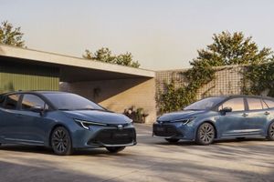 El Corolla cumple 60 años vestido de azul: Toyota le reserva techo panorámico y detalles únicos