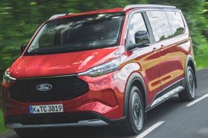 El Ford Tourneo Custom Active llega a España con siete plazas, 233 CV híbridos enchufables y etiqueta CERO