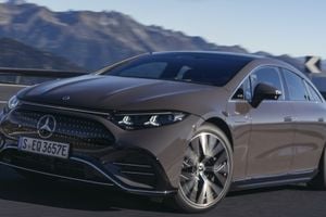 El Mercedes EQS estrena la dirección del futuro, una opción que cuesta casi 3.000 euros en Alemania