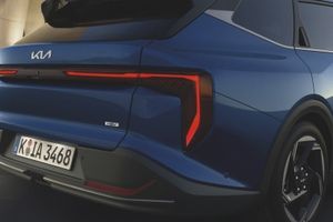 El KIA K4 Hybrid ya tiene precios en Europa y presume de algo que el nuevo Škoda Octavia híbrido ha perdido