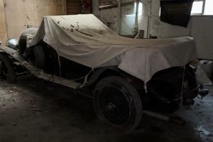 Un hombre entra en una propiedad abandonada y encuentra un Bentley de 1928 que podría valer más de un millón