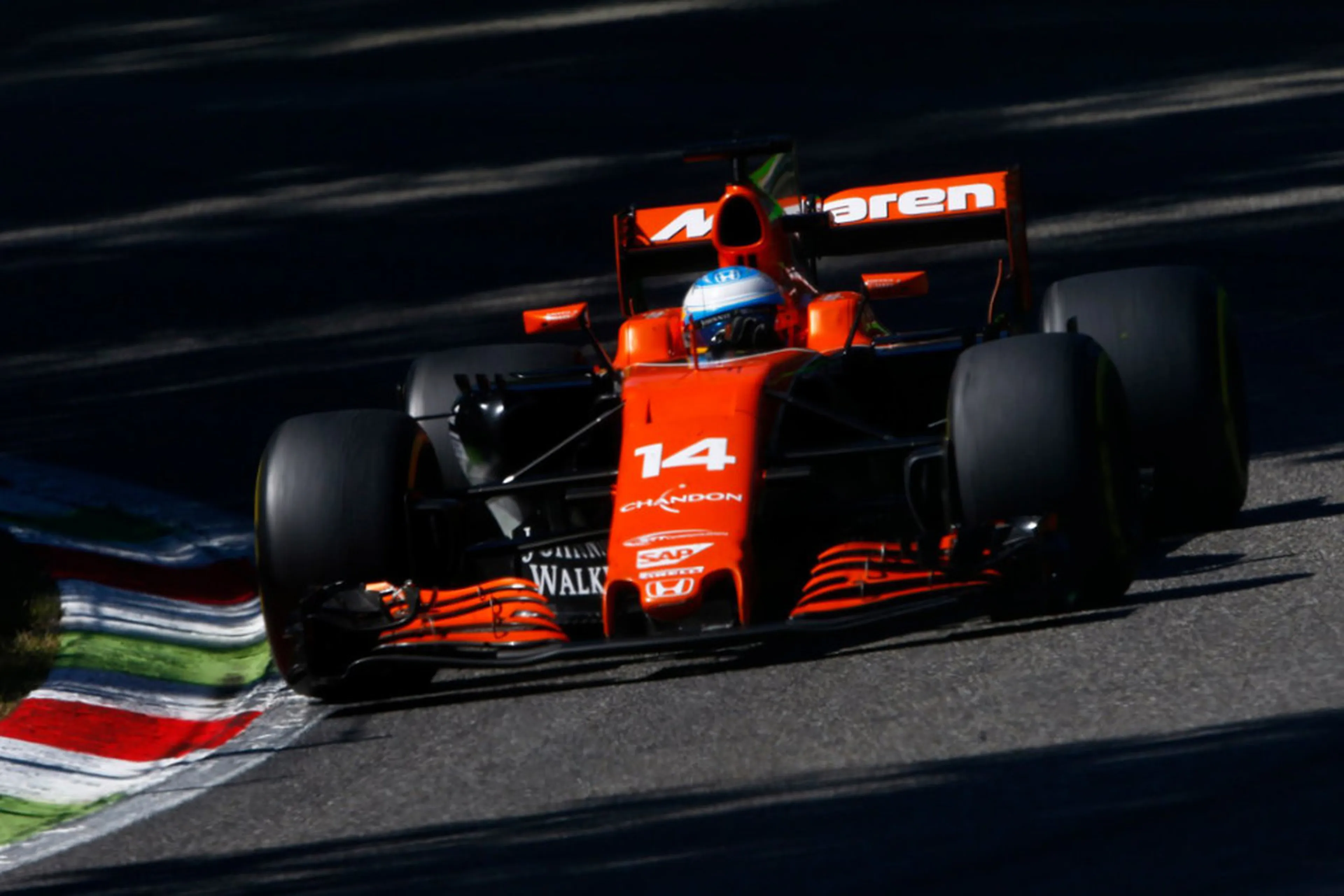 Alonso tras su incidente con Palmer: "La FIA estaría tomando una Heineken"