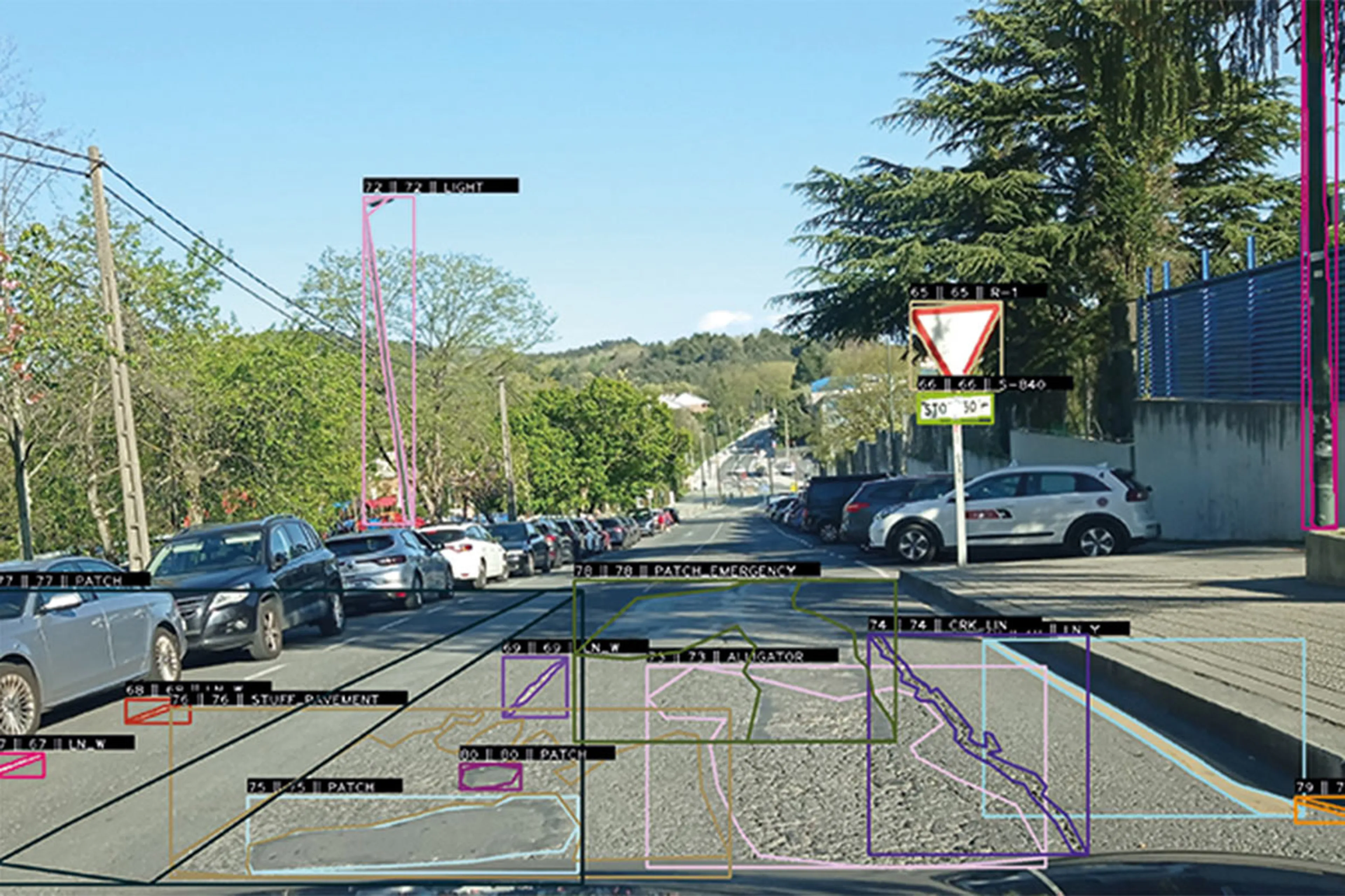 La Inteligencia Artificial ya ayuda a reconocer señales defectuosas y baches en las carreteras gracias a esta empresa española