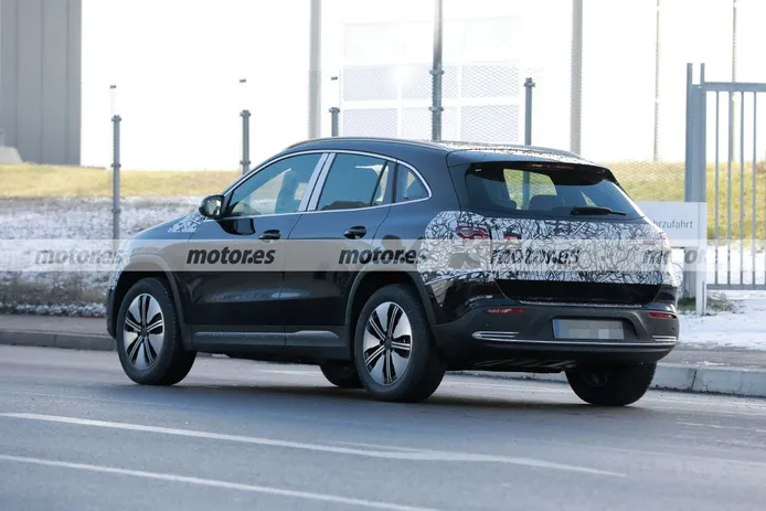 Foto espía Mercedes EQA 2021 - exterior