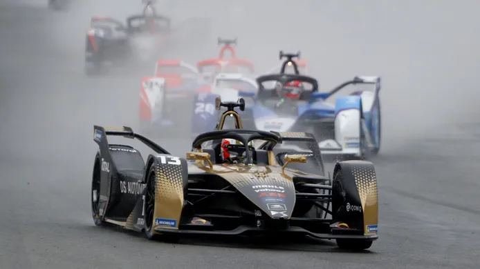 Nyck de Vries gana la esperpéntica primera manga del ePrix de Valencia