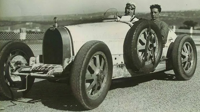 A los mandos del Bugatti T35 comprado con las joyas familiares