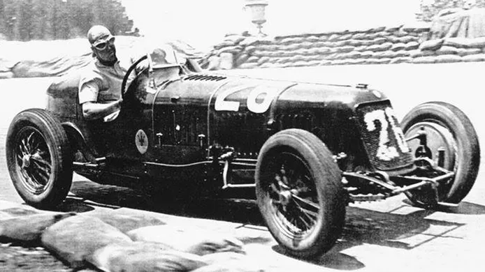 A los mandos del Maserati de la Vipal en el Penya Rhin de 1934