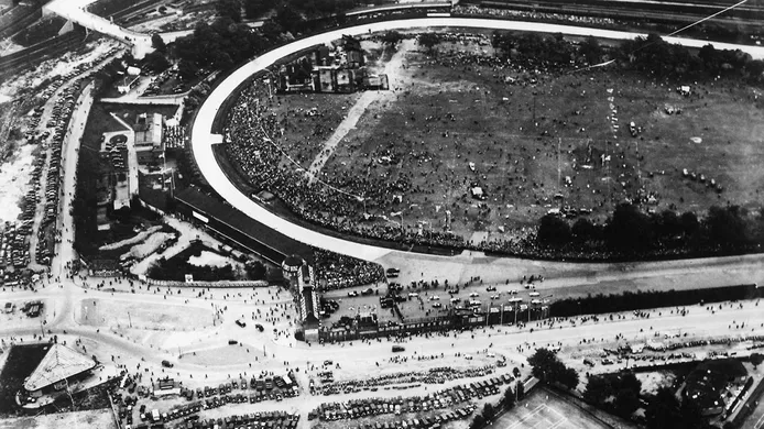 Vista aérea de 1930: se aprecia el punto de salida y el edificio de entrada
