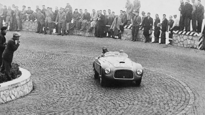 Con el Ferrari 166, camino de su cuarta Mille Miglia, la de 1949