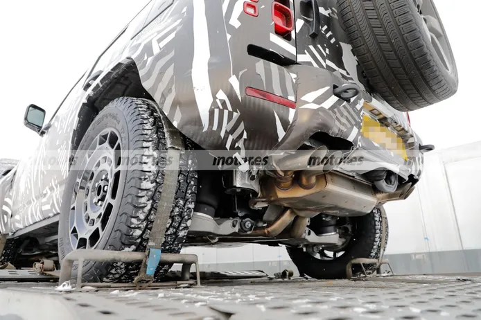 Fotos espía Land Rover Defender SVX 2024