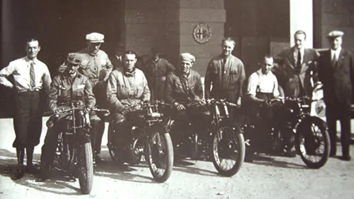 Foto oficial del equipo en las puertas de la Scuderia Ferrari en 1932