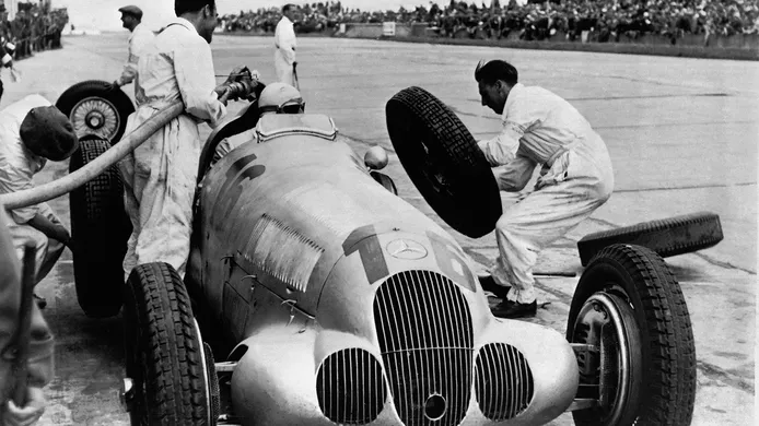 GP de Alemania de 1937, Hermann Lang en una parada de Mercedes