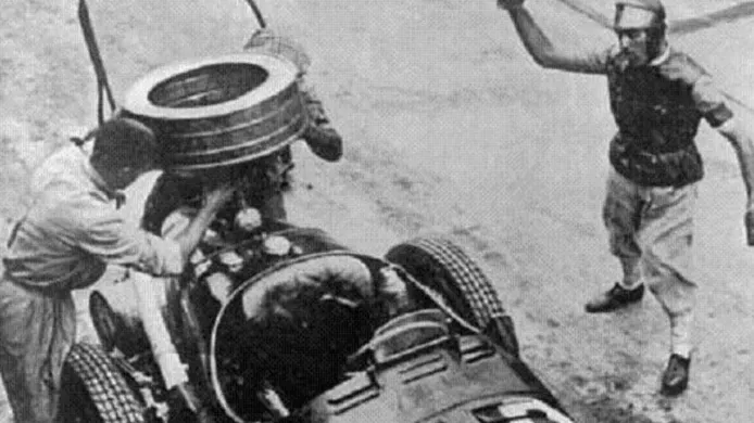 Nuvolari se desespera ante la lentitud de la parada en Nürburgring 1935