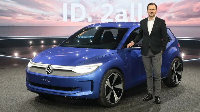 Thomas Schäfer junto al Volkswagen ID.2all