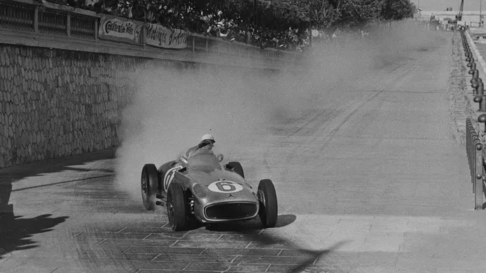 Stirling Moss rompe el motor dejando una estela de humo