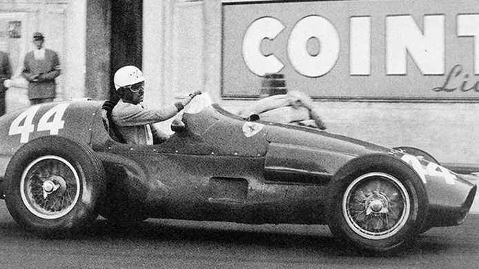 Saliendo del Gasómetro, Trintignant domina el Ferrari con un contravolante