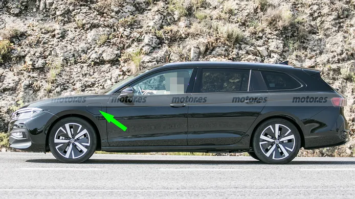Volkswagen Passat Variant eHybrid 2024 - foto espía lateral