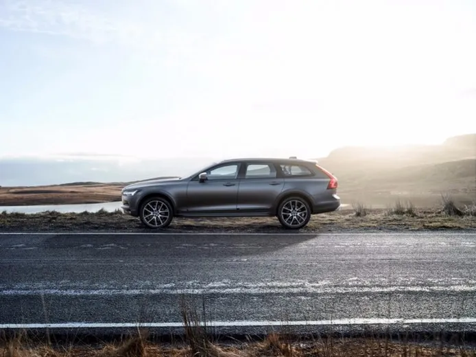 Volvo V90 Cross Country - lateral