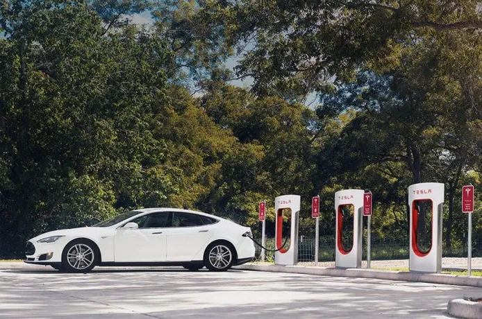 Tesla Model S usando un Supercargador