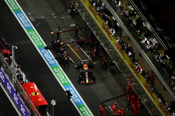 Tras cambiar sus neumáticos, el piloto se dirige al pit lane o carril de boxes para reincorporarse a la carrera.