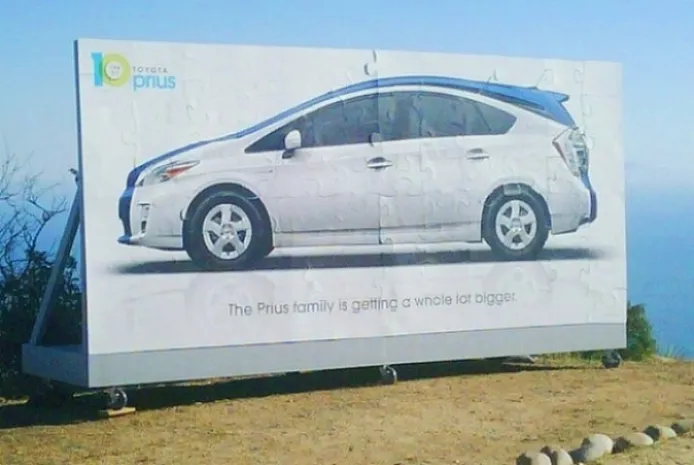 El Toyota Prius familiar asoma la nariz.