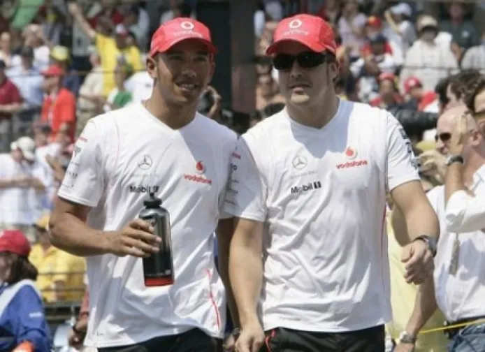 Hamilton no le llega a la altura del zapato a Alonso...según Campos
