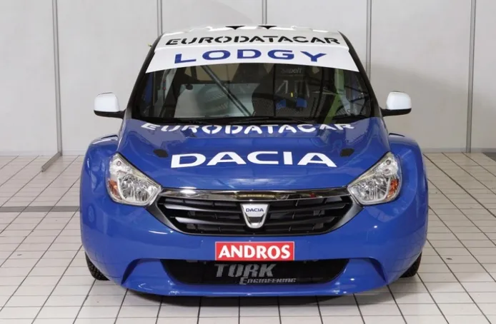 El nuevo MPV de Dacia aparece vestido de competición