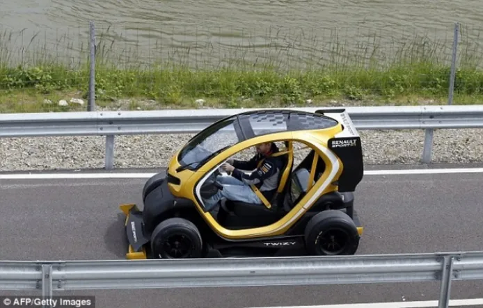 Vettel prueba el Zoe y el Twizy Renault Sport F1