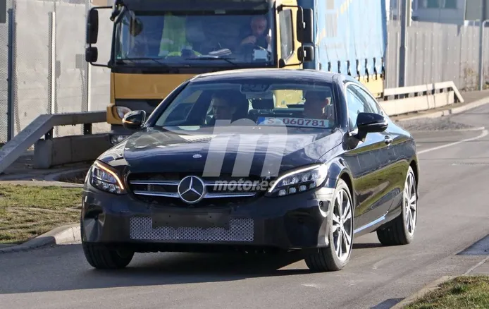 Mercedes Clase C Coupe: Misteriosa mula de pruebas avistada