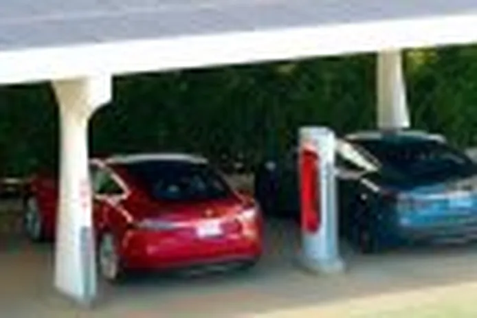 Tesla implementará una tarifa para evitar el «acaparamiento» de los supercharger