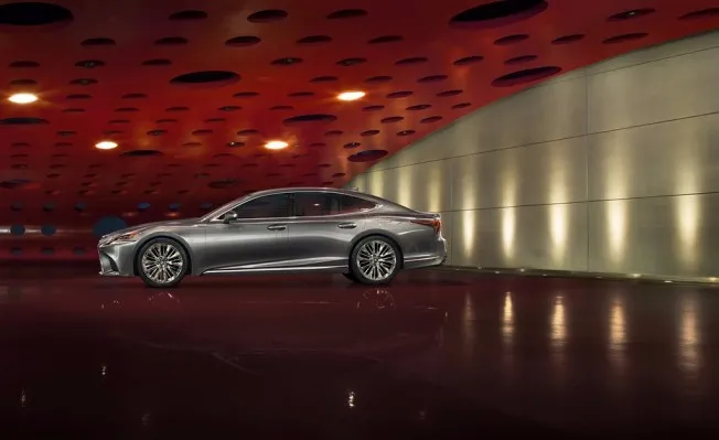 Lexus LS 2018 - lateral