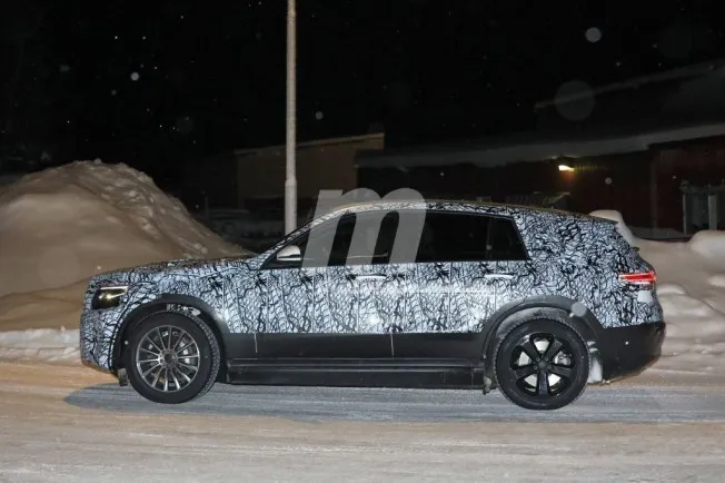 Mercedes EQC 2019 - foto espía lateral Mercedes EQC 2019 - foto espía lateral