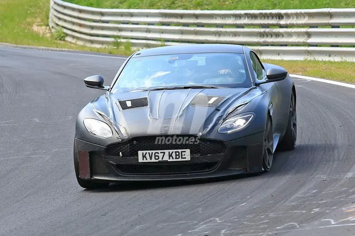 El Aston Martin DBS Superleggera estrena tablero de mandos