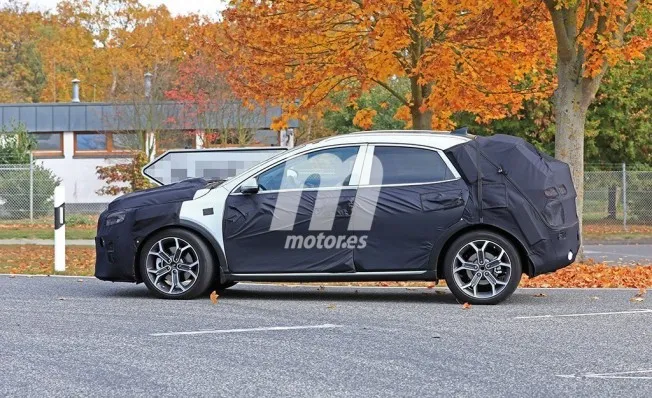 Kia Ceed SUV - foto espía lateral Kia Ceed SUV - foto espía lateral