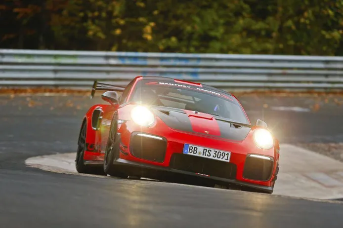 El Porsche 911 GT2 RS destroza el crono en Nürburgring... ¡otra vez!