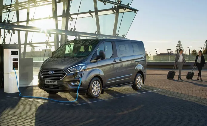 Ford Tourneo Custom Plug-in Hybrid, la furgoneta se electrifica