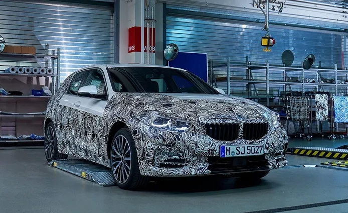 El nuevo BMW Serie 1 se desprende de parte de su camuflaje