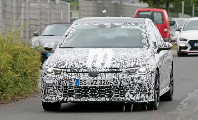 Volkswagen Golf GTI 2021 - foto espía frontal