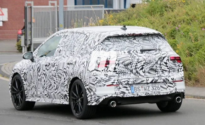 Volkswagen Golf GTI 2021 - foto espía posterior